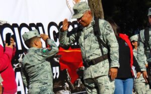 Por salvar a sus hermanitos, GN condecora a niño de Autlán
