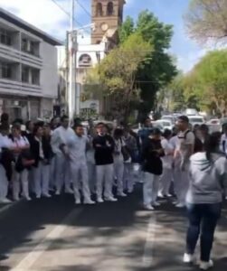 Estudiantes molestos por falta de campos clínicos - ZMG Noticias