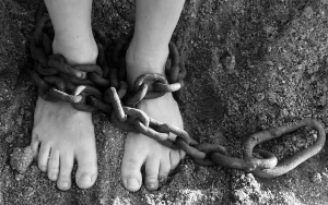 Por secuestrar y torturar a un niño, detienen en Italia a dos menores