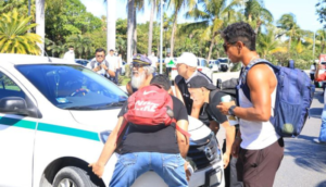 Taxistas provocan caos en Cancún tras la llegada de Uber