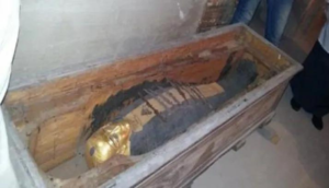 Descubren en Egipto una momia cubierta de oro