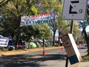 Manifestantes de la U de G siguen en plantón y no se moverán hasta que liberen a sus compañeros - ZMG Noticias