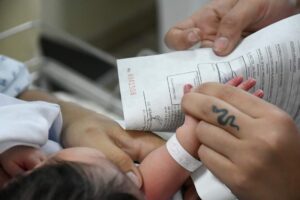 Bebés que nacen en Hospital General de Zapopan reciben kit de primera infancia y acta de nacimiento gratuitos - ZMG Noticias