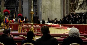 Abren capilla ardiente de Benedicto XVI para que feligreses se despidan del papa