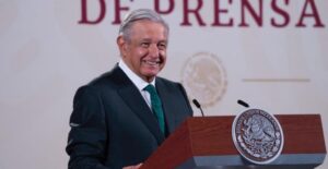 Ayudar a los pobres es “ir a la segura” y “es una estrategia política”: AMLO