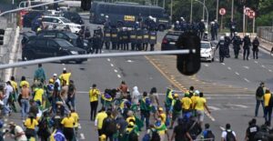 Por disturbios, detienen a mil 200 bolsonaristas en campamento frente a cuartel del Ejército