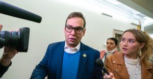 Por mentir en su currículum, republicano se retira de los comités legislativos en EU