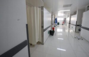 Policías lesionados en explosión continúan hospitalizados