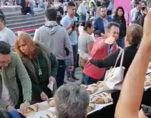Reparten rosca de reyes en el Centro de GDL - ZMG Noticias