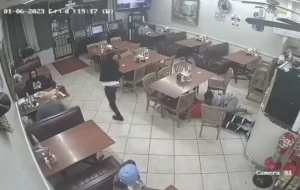Hombre asalta taquería con pistola de juguete y comensal lo mata en Texas (video)