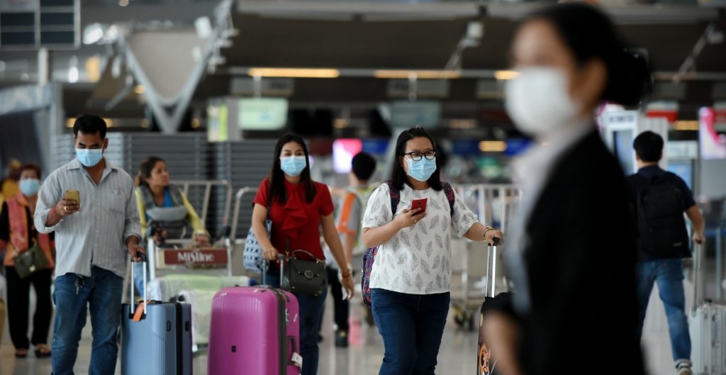 Ante el incremento de casos de Covid, la OMS recomienda usar cubrebocas en vuelos lagos - ZMG Noticias La OMS recomienda reanudar el uso de cubrebocas en vuelos largos debido al aumento de casos de Covid-19