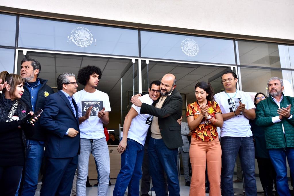 Salen de la carcel los 3 estudiantes de la U de G, seguirán su proceso en libertad - ZMG Noticias Salen de la carcel los 3 estudiantes de la U de G, seguirán su proceso en libertad - ZMG Noticias