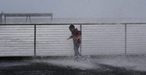 Por fuertes vientos e inundaciones en California, más de 120 mil personas siguen sin luz