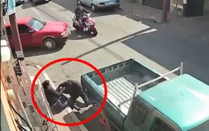 Mujer detiene a su asaltante hasta que llega la policía | Video