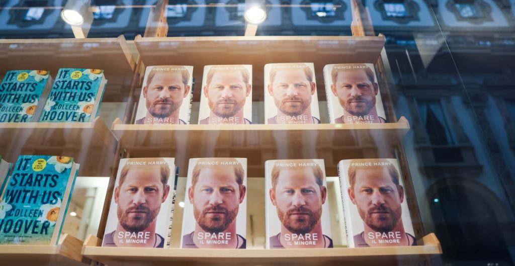Libro del príncipe Harry ya es primer lugar mundial en ventas - ZMG Noticias “Spare”, el libro de memorias del príncipe Harry, se posiciona en primer lugar de ventas en todo el mundo