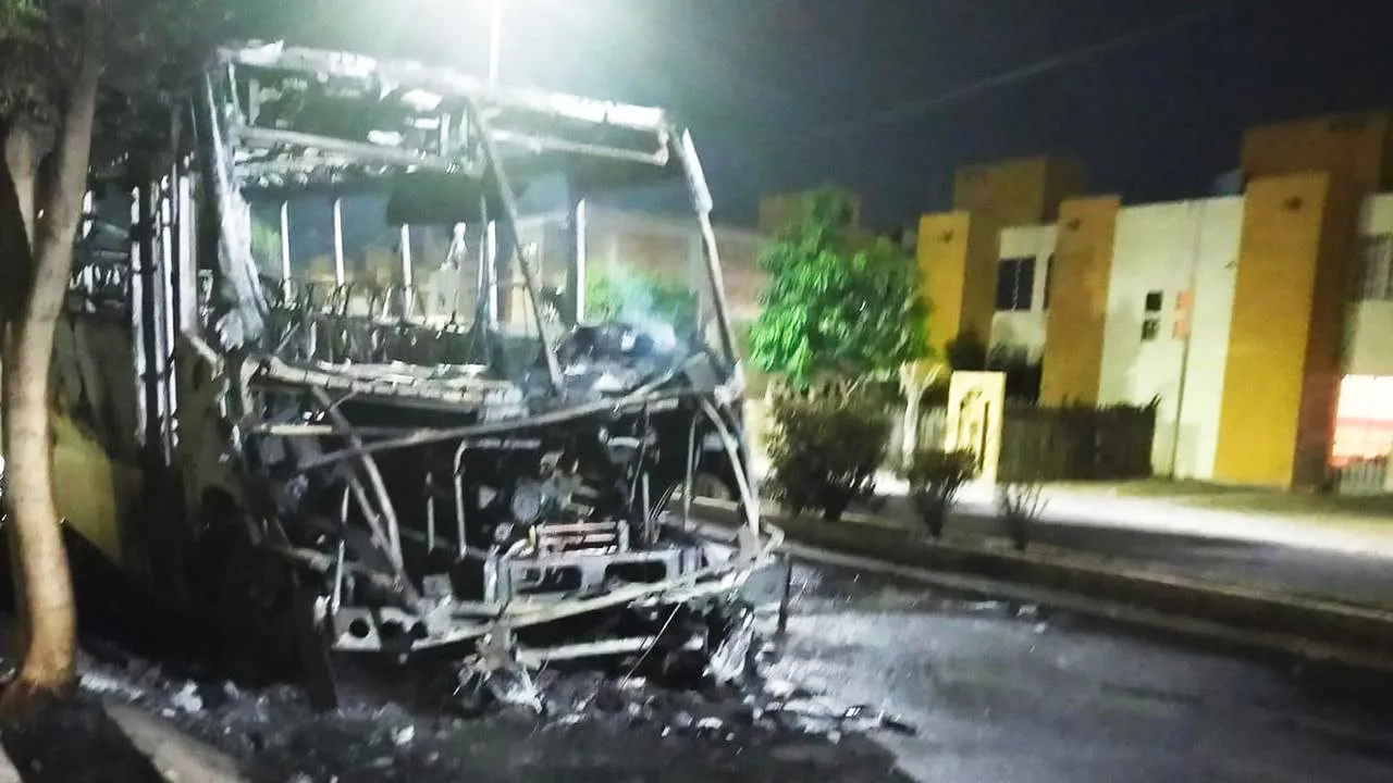 Queman autos y tiendas en nueva jornada de violencia en Guanajuato