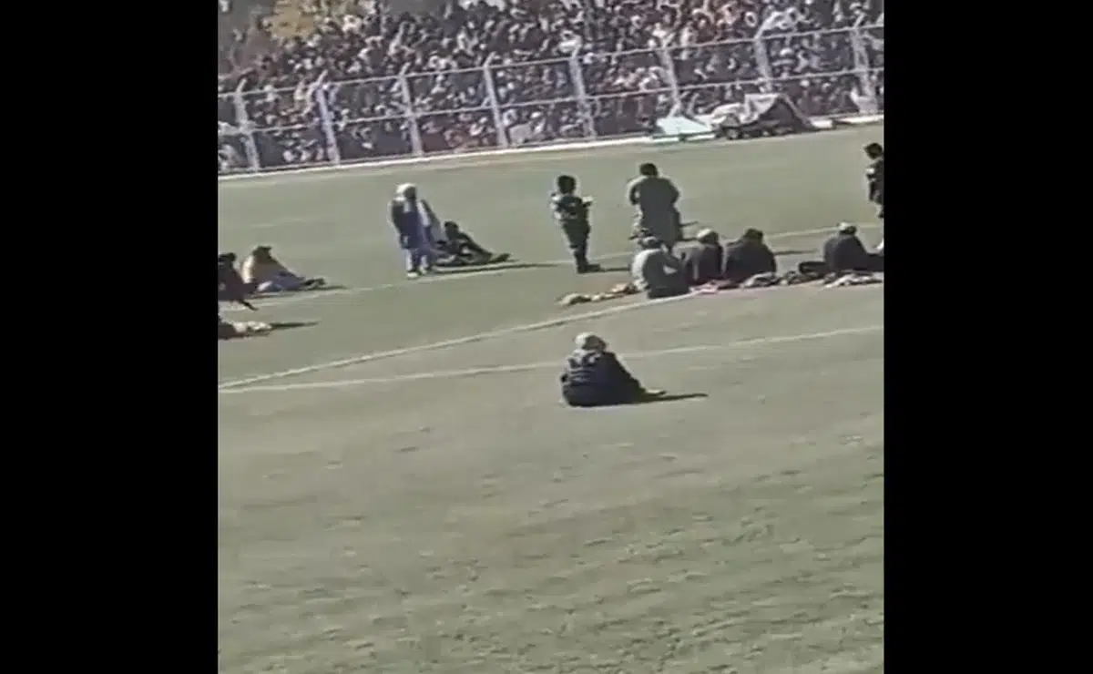 Por robo y sodomía talibanes flagelan a nueve hombres en público - ZMG Noticias Talibanes flagelan a nueve hombres en medio de un estadio repleto de gente