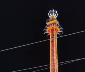 Falla juego en feria de Tizayuca y deja a varias personas en las alturas