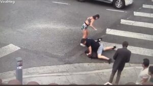 Joven recibe una paliza por robar con violencia a una anciana