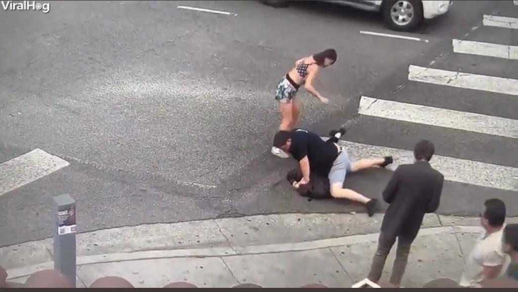 Sujeto roba a una anciana y héroe sin capa somete al ladrón (video)