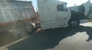 ¡Impresionante! Tren embiste a tráiler en Guanajuato (video)