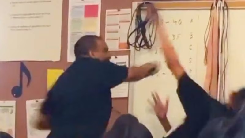 Adolescente recibe tremenda tunda de su maestro por insultarlo (video) - ZMG Noticias Profesor golpea a estudiante de 14 años tras decirle insultos raciales