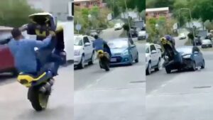Joven choca con auto por realizar un caballito con su moto