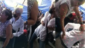 Sin miedo a las críticas, abuelita perrea en las miches de Tepito
