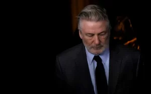 Rebajan cargos y amenaza de prisión contra Alec Baldwin