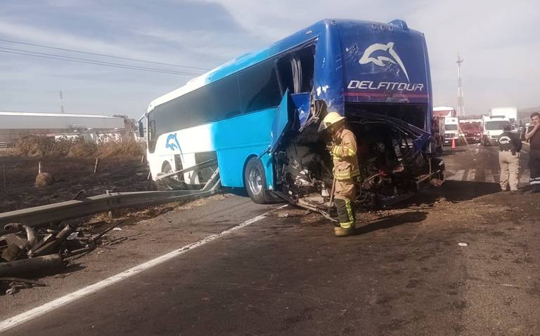 Choca autobús en el que viajaban 34 estudiantes de la UdeG