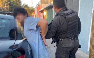 Desalmado es detenido por agredir a su madre y quemar su casa