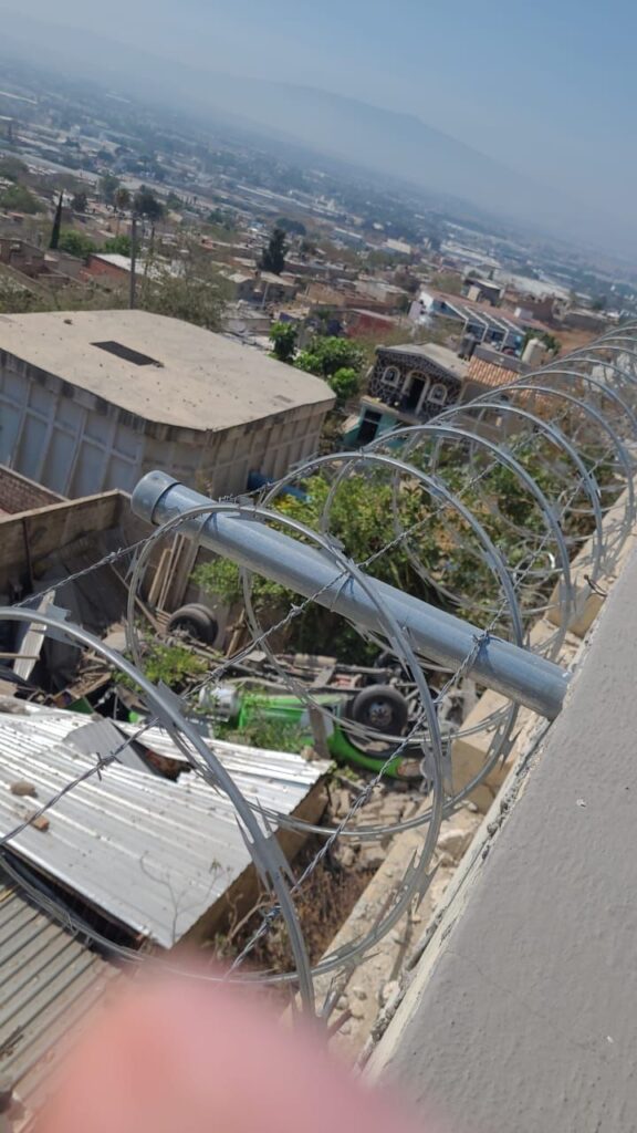 Pipa se queda sin frenos y cae en el patio de una vivienda. - ZMG Noticias