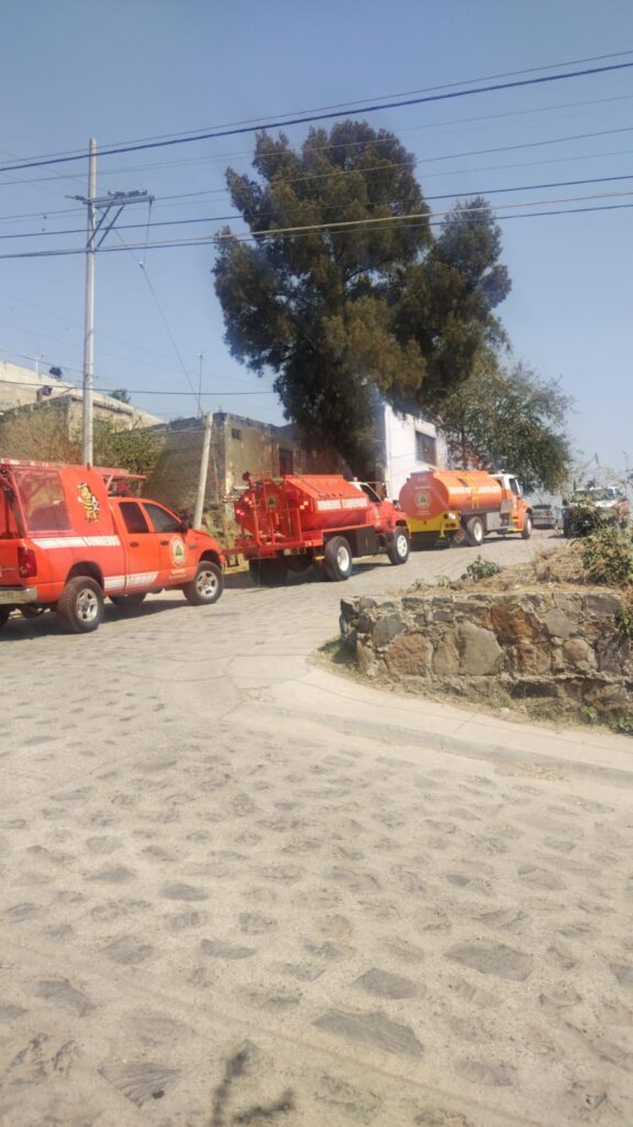 Pipa se queda sin frenos y cae en el patio de una vivienda. - ZMG Noticias