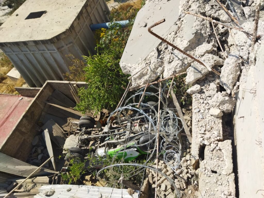 Pipa se queda sin frenos y cae en el patio de una vivienda. - ZMG Noticias