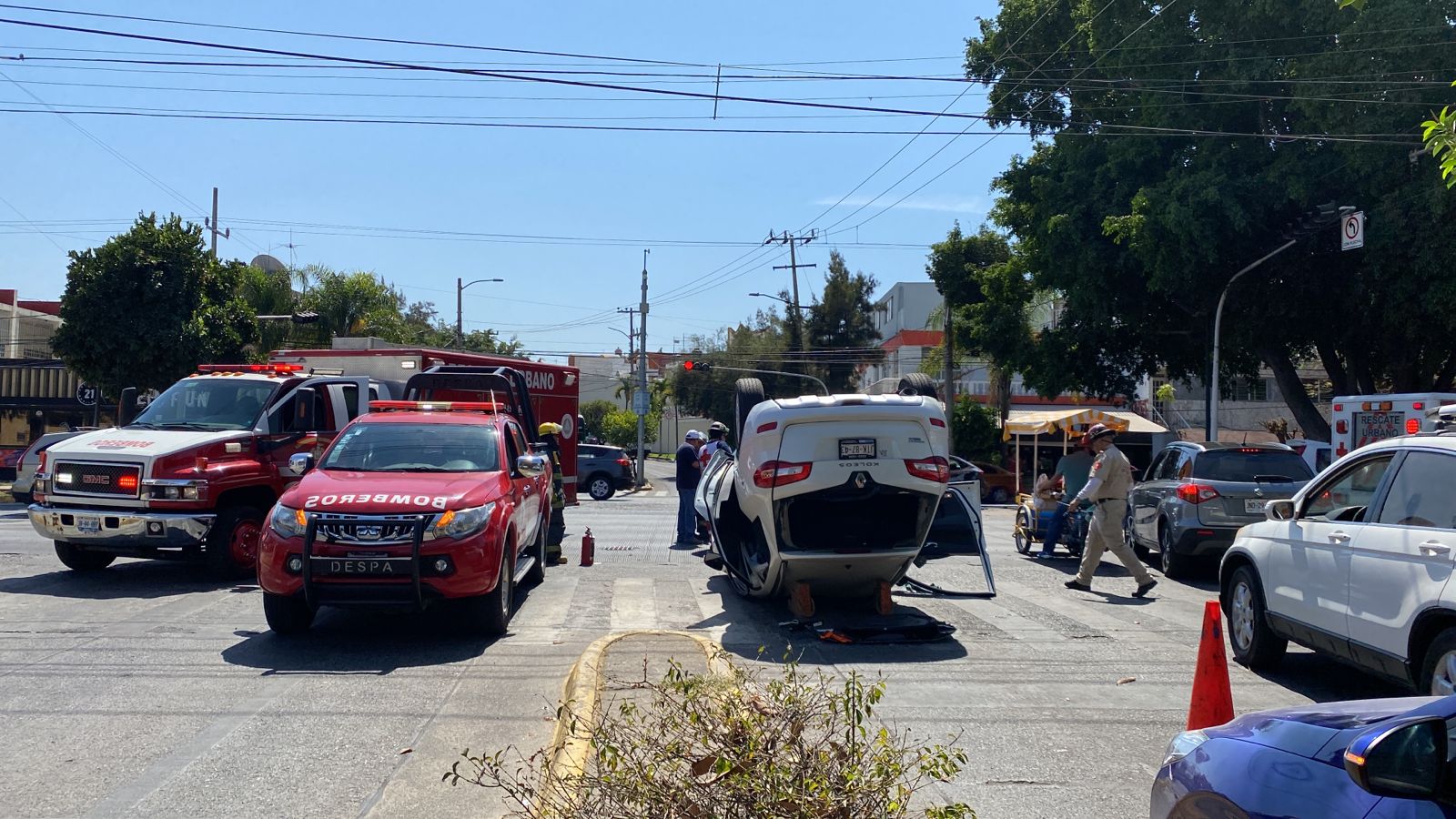 Presunto semaforazo ocasiona choque volcadura - ZMG Noticias