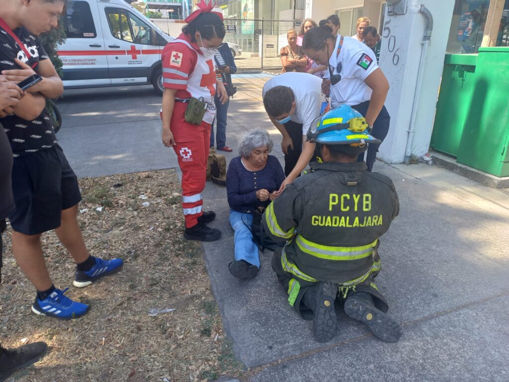 Presunto semaforazo ocasiona choque volcadura - ZMG Noticias