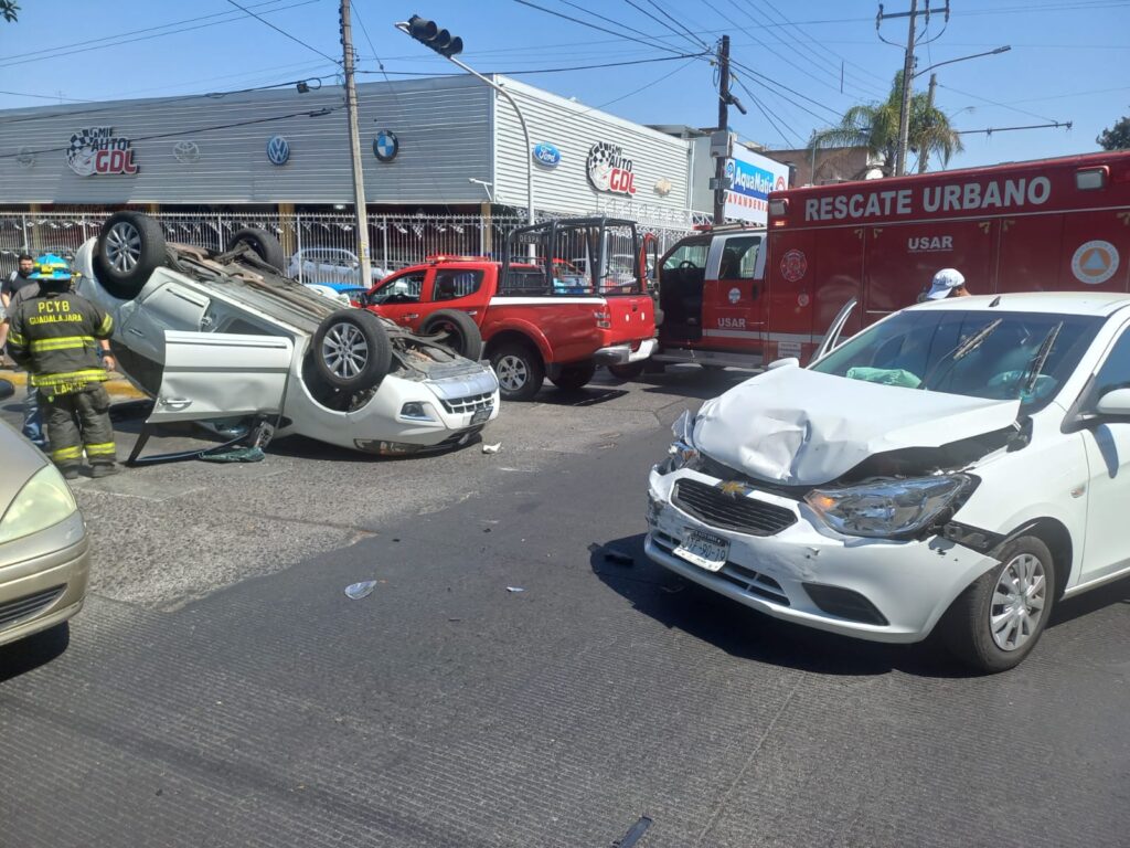 Presunto semaforazo ocasiona choque volcadura - ZMG Noticias