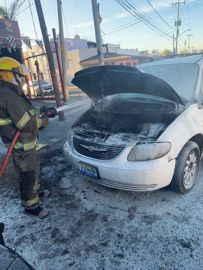 Presunto corto circuito genera en incendio en camioneta - ZMG Noticias