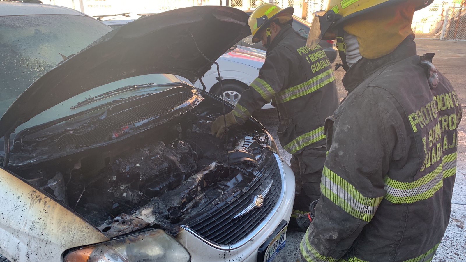 Presunto corto circuito genera en incendio en camioneta - ZMG Noticias