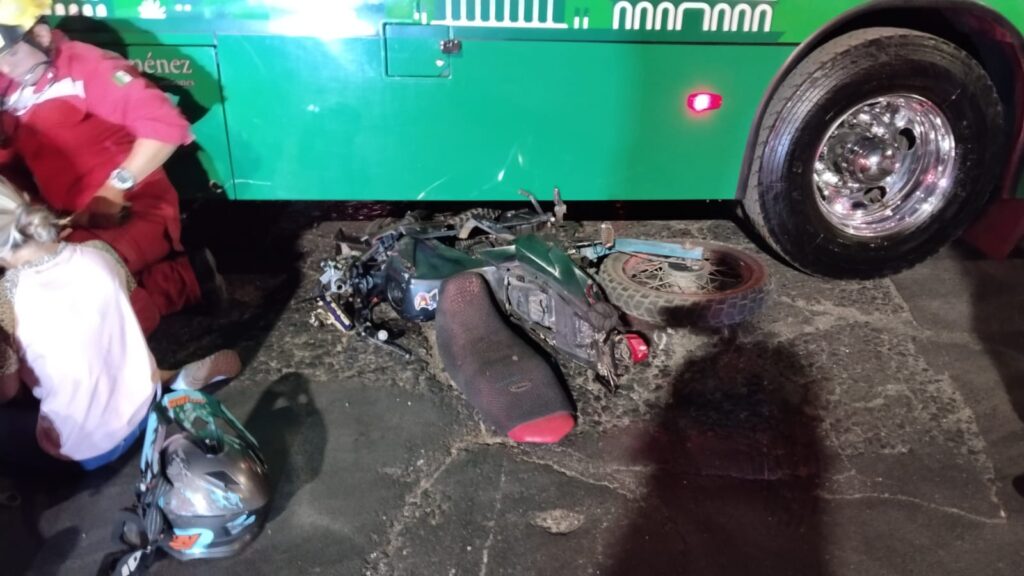 Motociclista choca con transporte público - ZMG Noticias