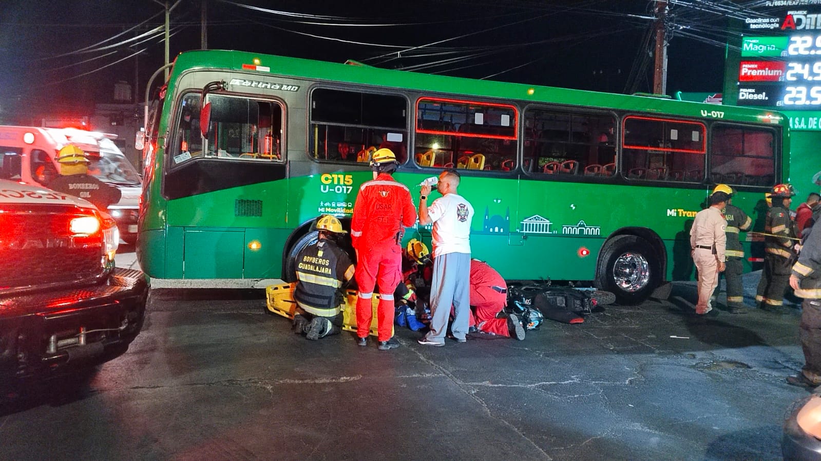 Motociclista choca con transporte público - ZMG Noticias