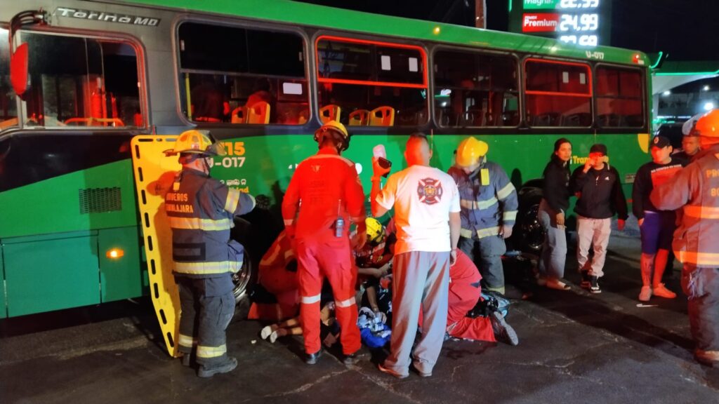 Motociclista choca con transporte público - ZMG Noticias