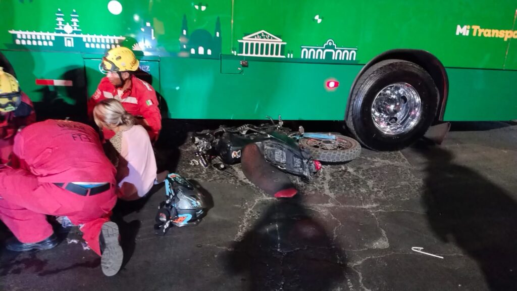 Motociclista choca con transporte público - ZMG Noticias