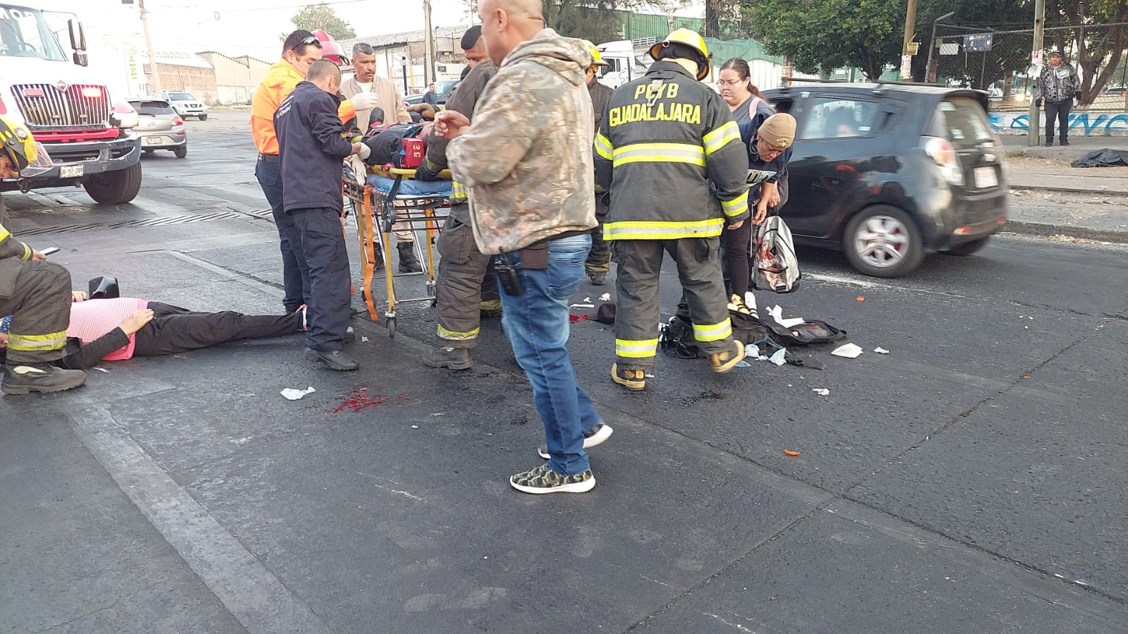 Derrapa y atropella a personas en una parada de camión - ZMG Noticias