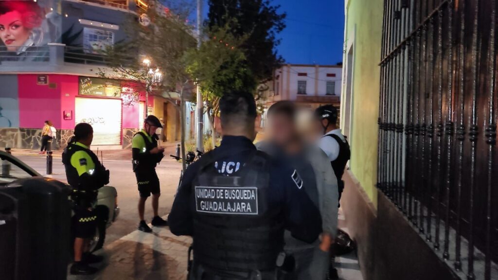 Con operativo Centro Histórico y UBDP, policías llevan a casa a joven extraviado.<br> - ZMG Noticias