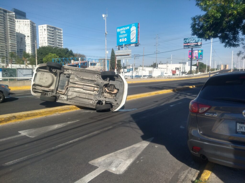 Volcadura sin lesionados en avenida Vallarta <br> - ZMG Noticias