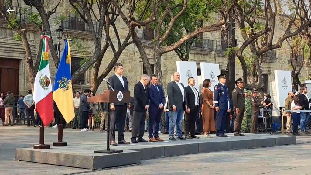 Rinden homenaje en la Plaza Liberación a la Bandera Mexicana en su día - ZMG Noticias