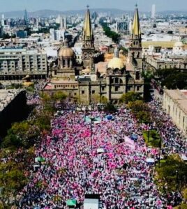 Miles gritaron y bailaron en la Plaza Liberación en Guadalajara en apoyo al INE - ZMG Noticias