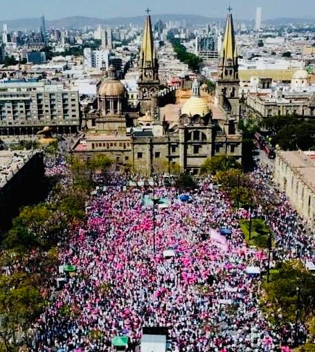Miles gritaron y bailaron en la Plaza Liberación en Guadalajara en apoyo al INE - ZMG Noticias