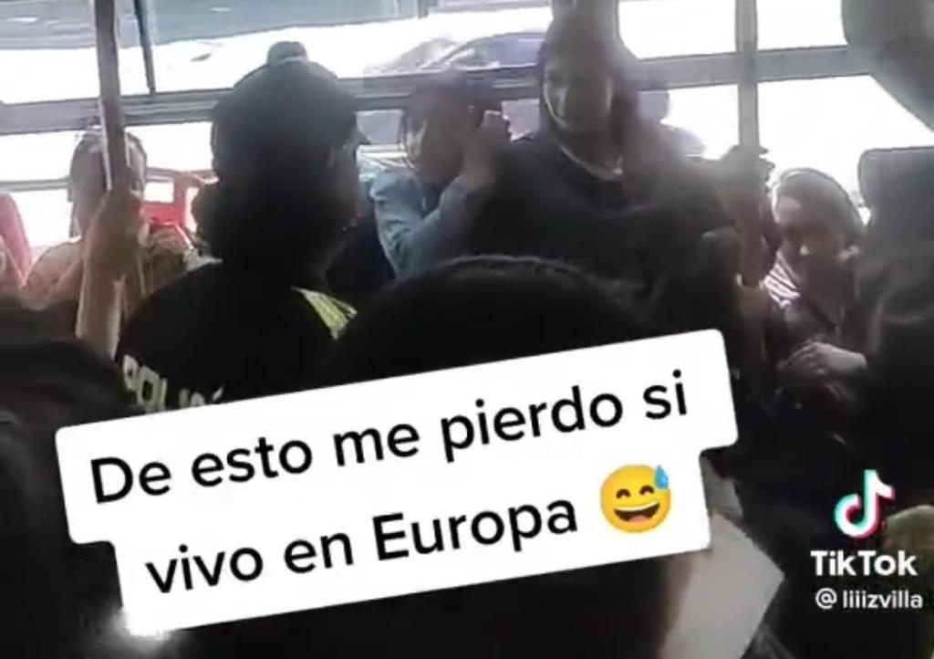 Pelea entre pasajeras por asiento en el autobús se vuelve viral por la polémica generada